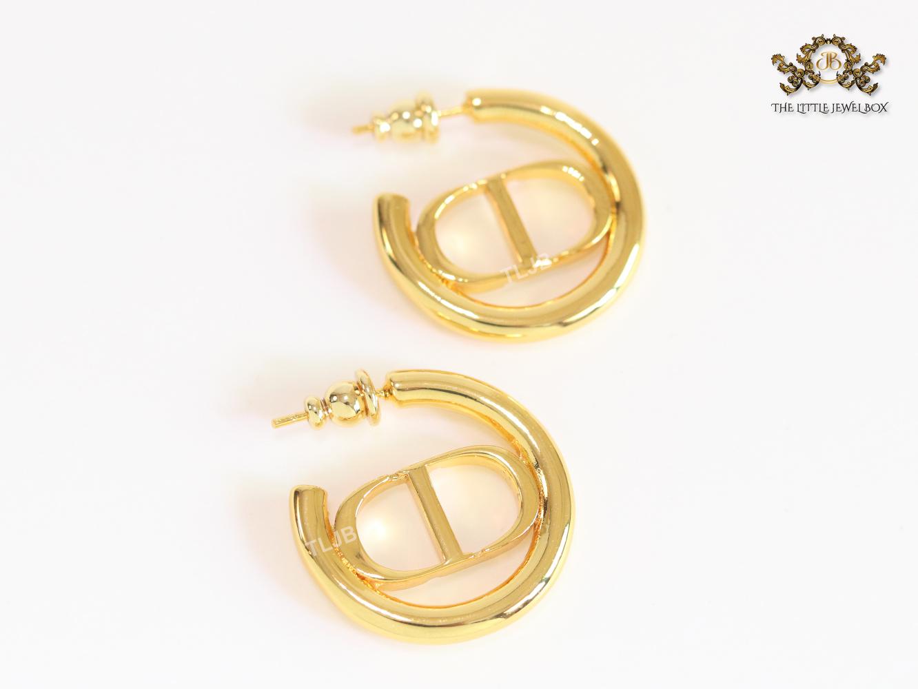 Alphabet CD shiny gold hoops