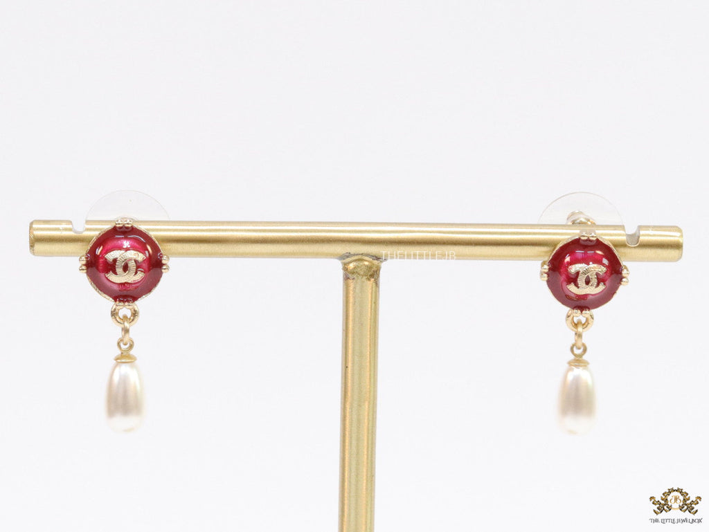 Double C motif earrings with pearl hanging