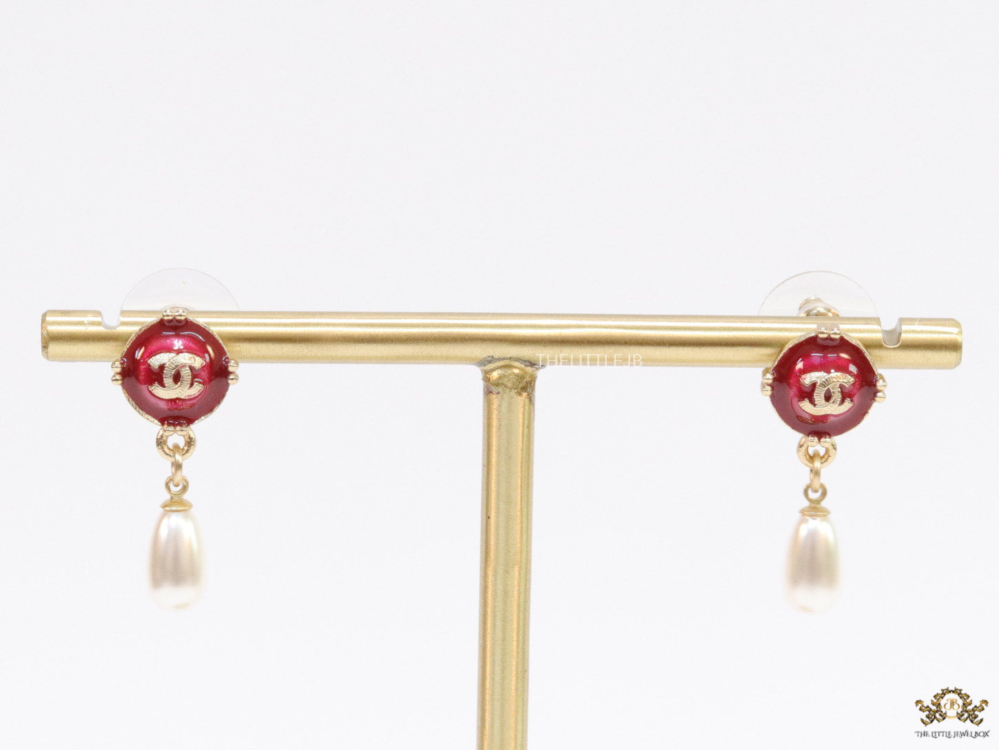 Double C motif earrings with pearl hanging