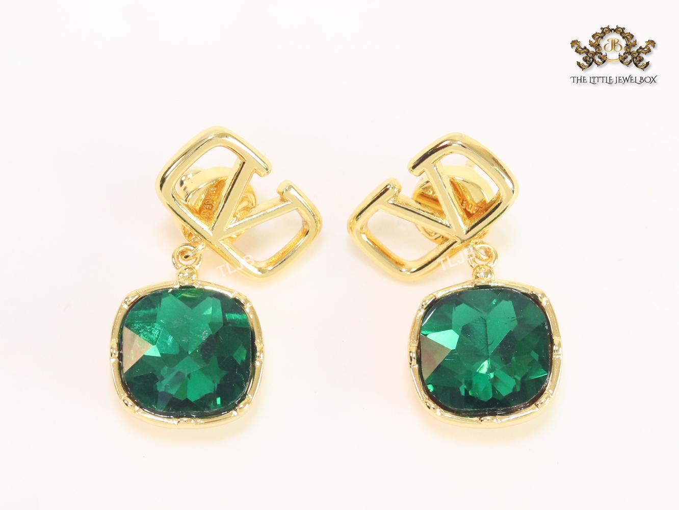 Alphabet open V and emerald stone earrings