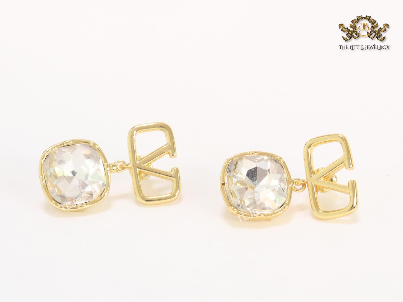Alphabet open V and white stone earrings