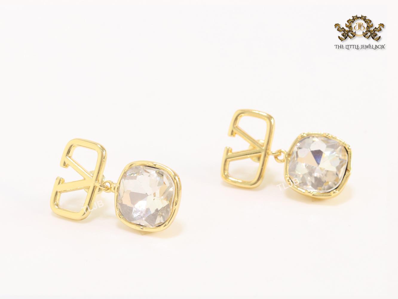 Alphabet open V and white stone earrings
