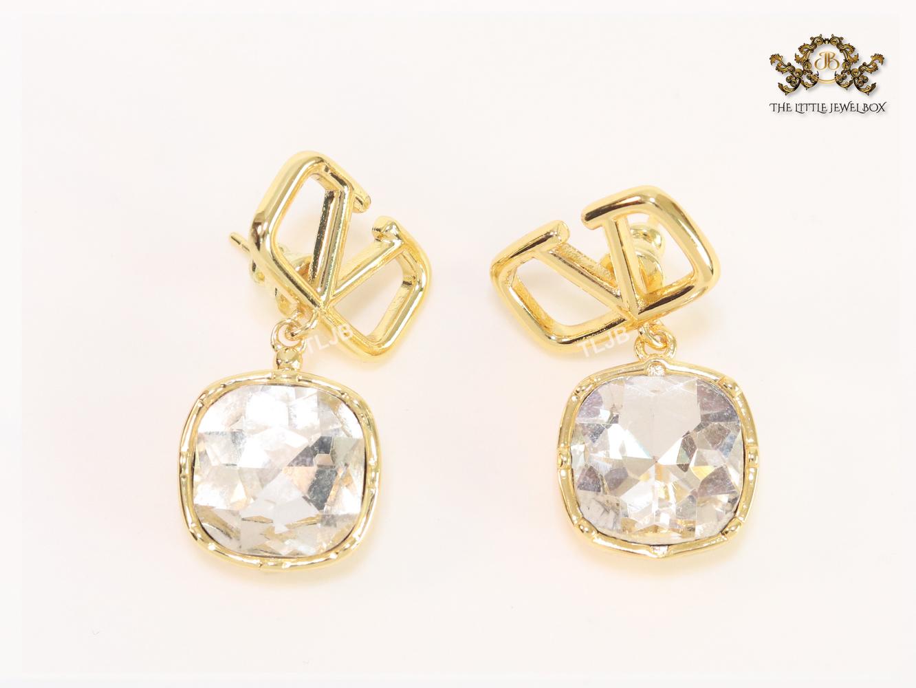 Alphabet open V and white stone earrings