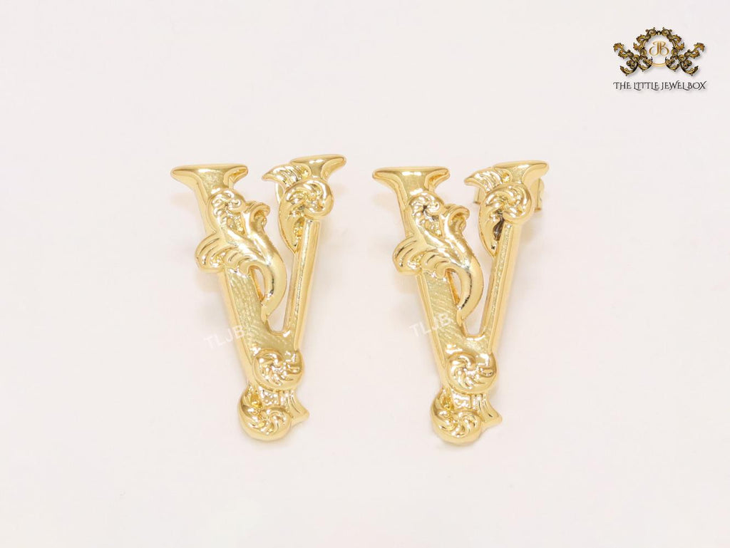 Alphabet V studs with details-big 26MM