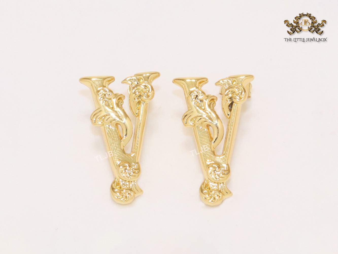 Alphabet V studs with details-big 26MM