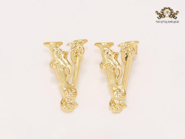 Alphabet V studs with details-big 26MM