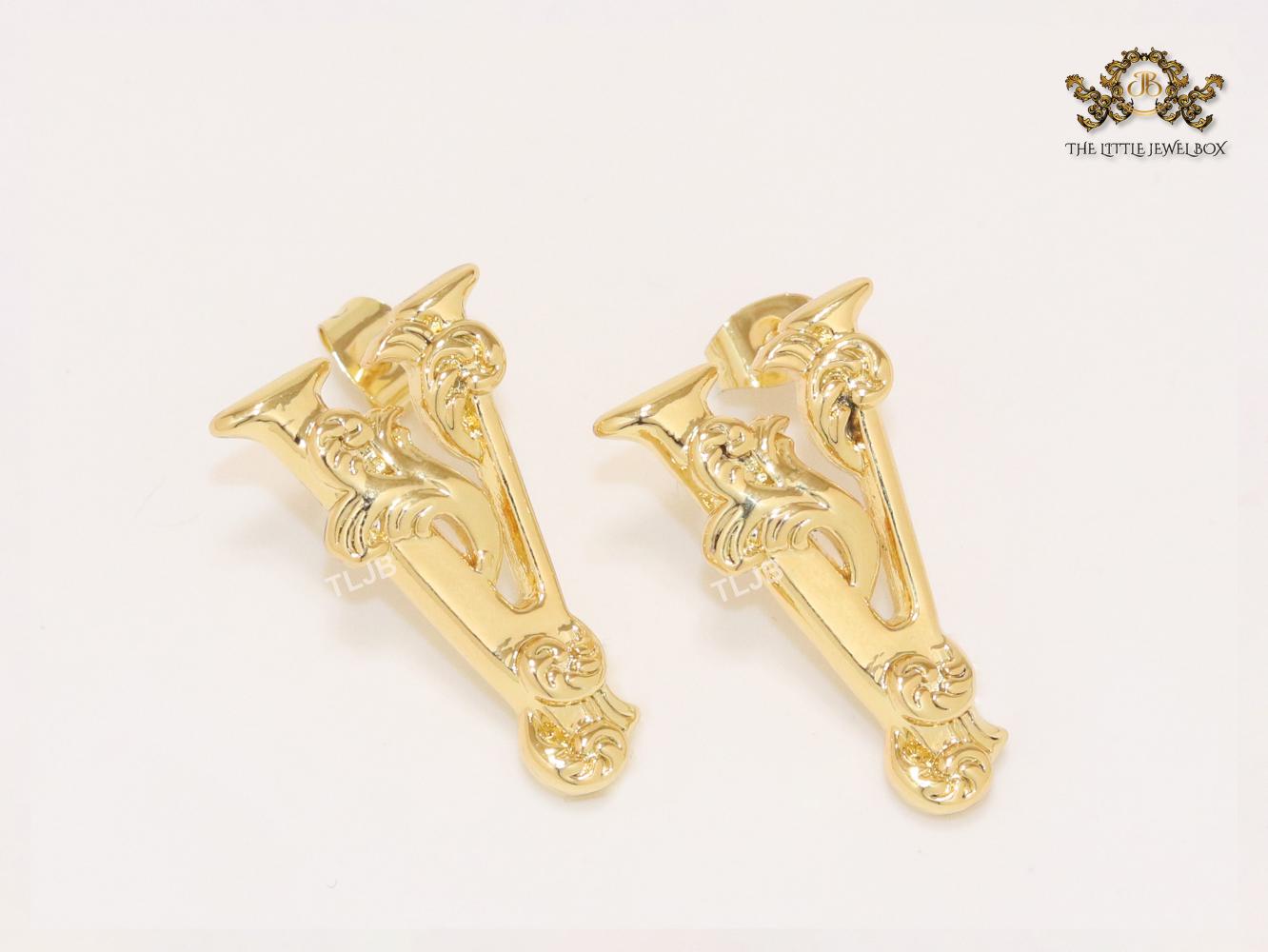 Alphabet V studs with details-big 26MM