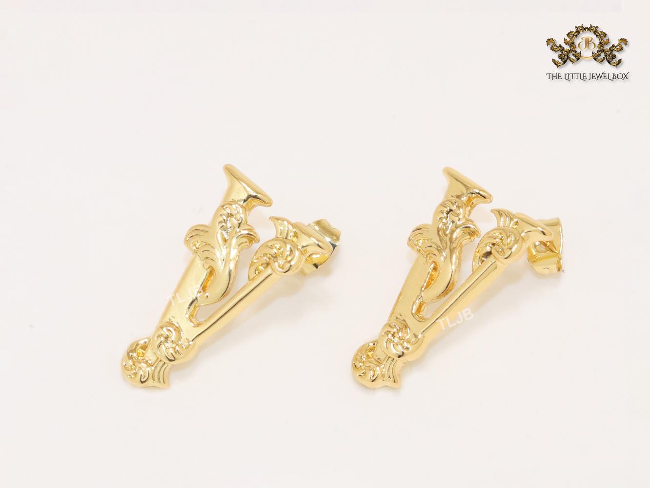 Alphabet V studs with details-big 26MM