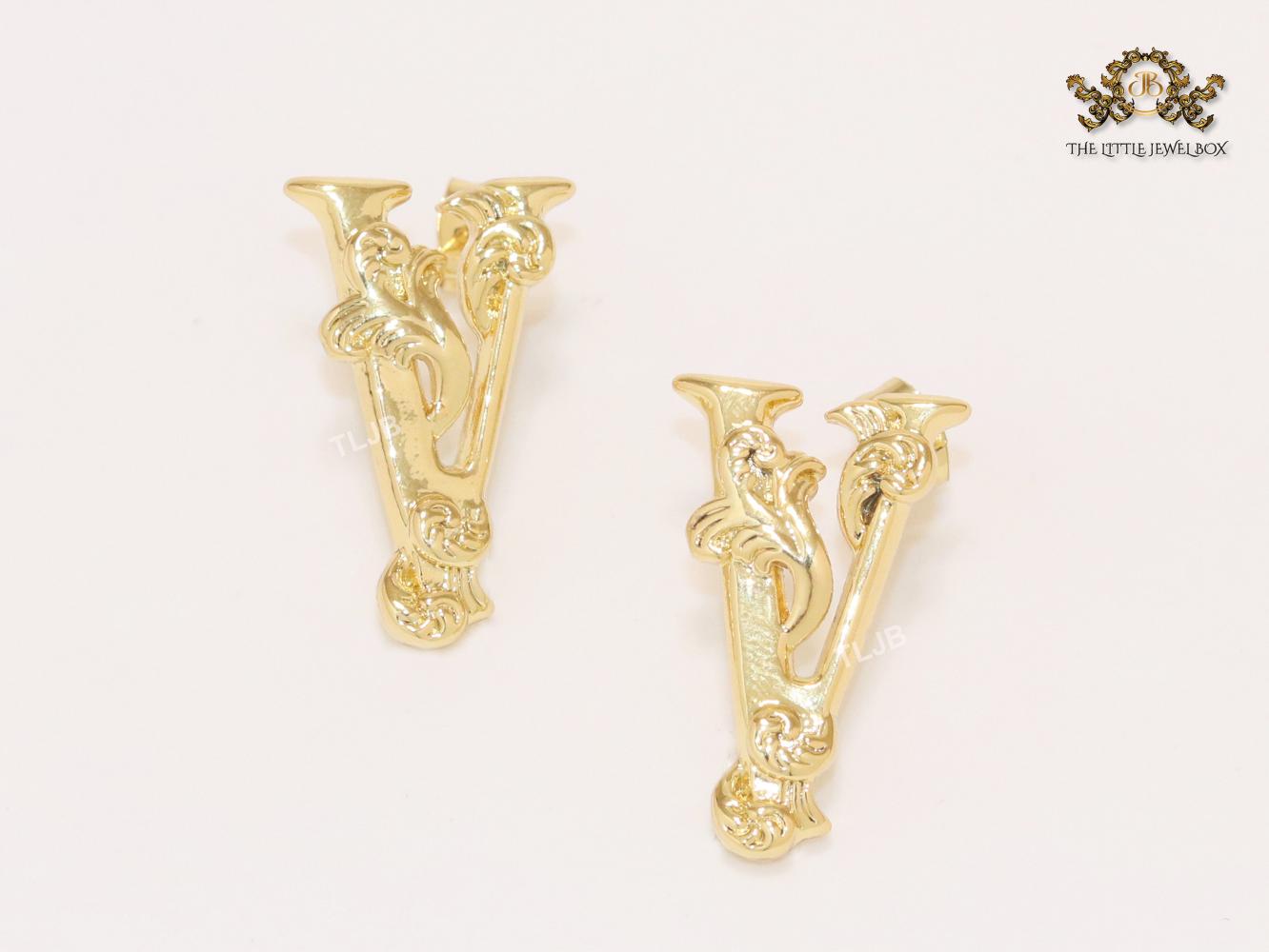 Alphabet V studs with details-big 26MM