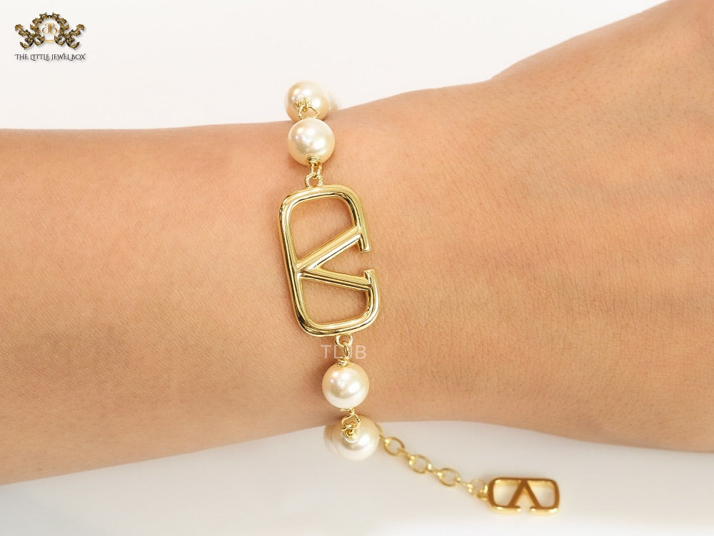 Alphabet V Gold pearl link chain bracelet