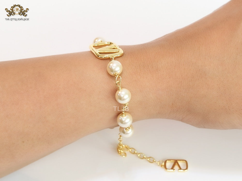 Alphabet V Gold pearl link chain bracelet