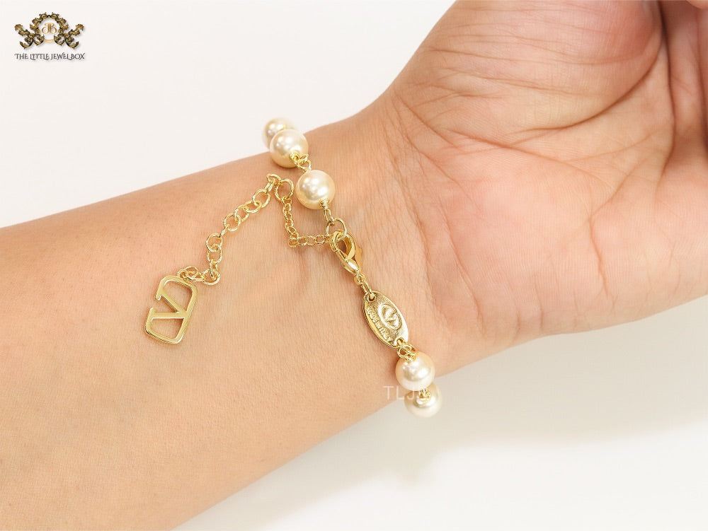 Alphabet V Gold pearl link chain bracelet