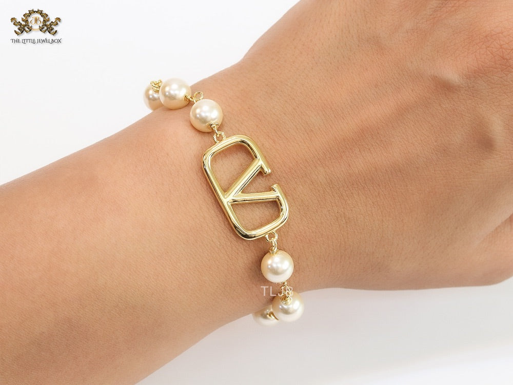 Alphabet V Gold pearl link chain bracelet