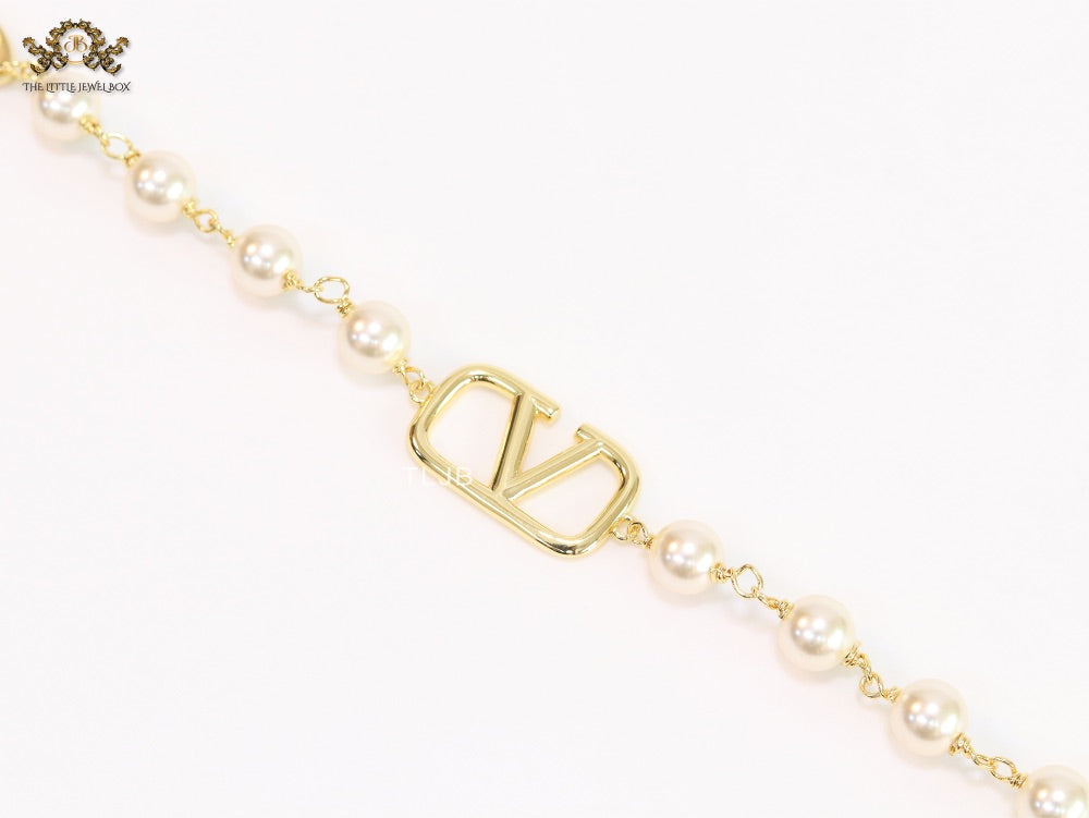 Alphabet V Gold pearl link chain bracelet