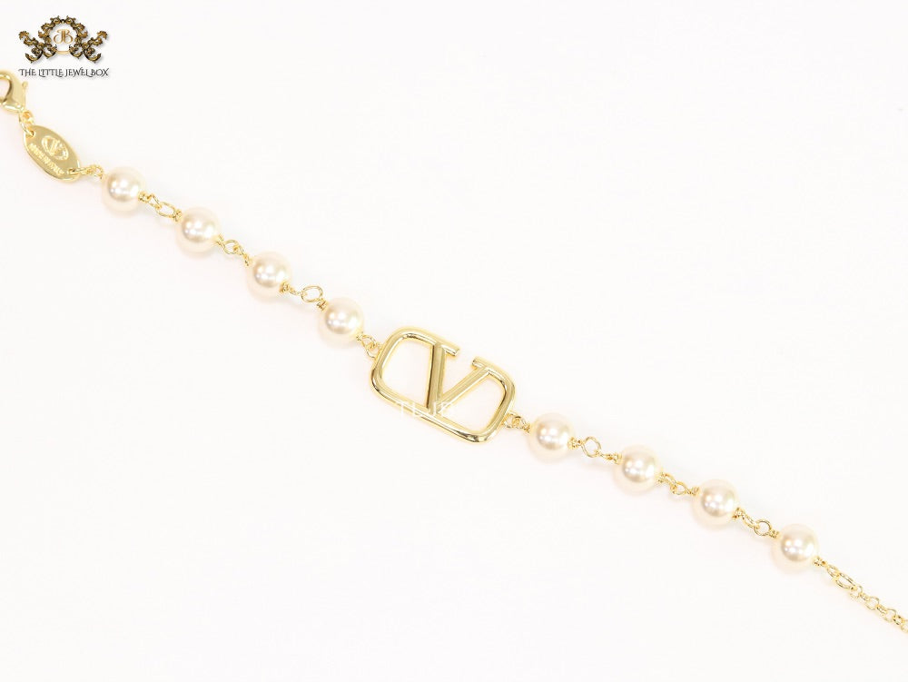 Alphabet V Gold pearl link chain bracelet