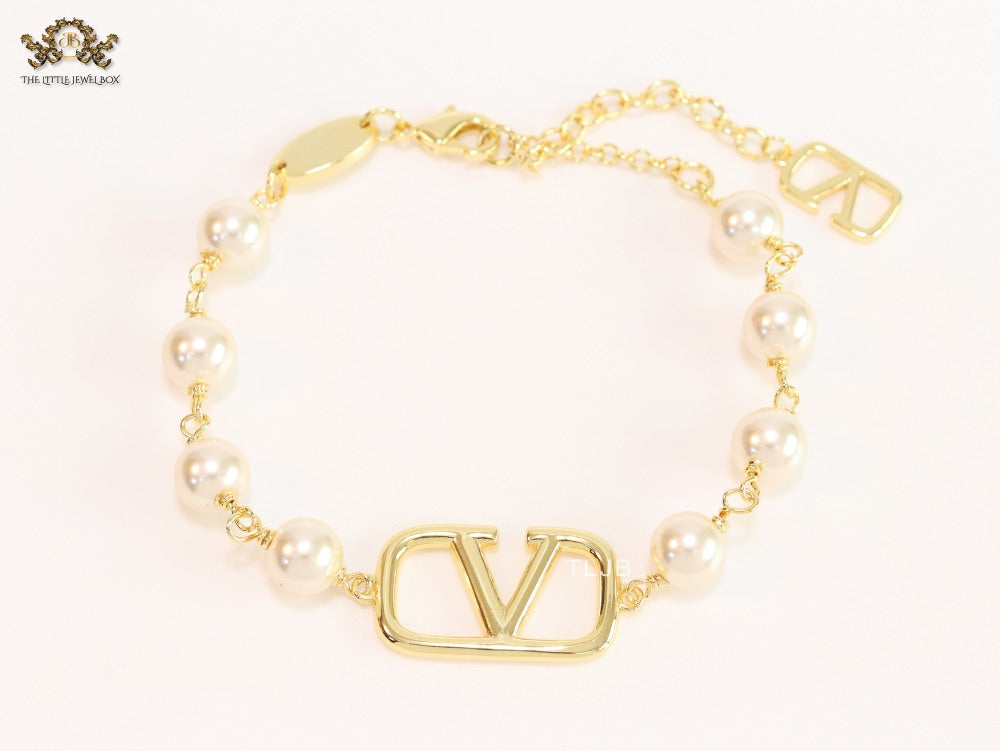 Alphabet V Gold pearl link chain bracelet