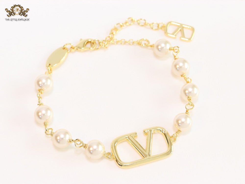 Alphabet V Gold pearl link chain bracelet