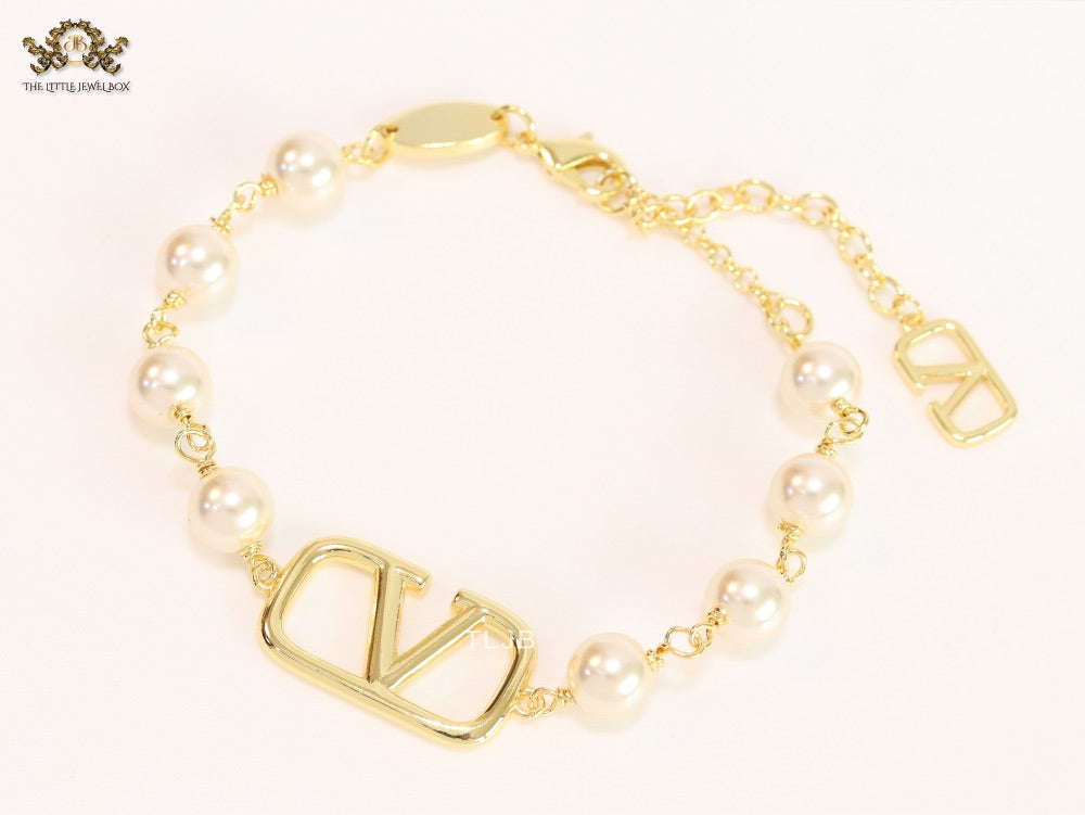 Alphabet V Gold pearl link chain bracelet