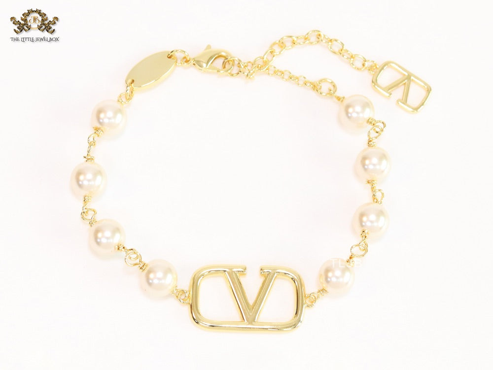 Alphabet V Gold pearl link chain bracelet