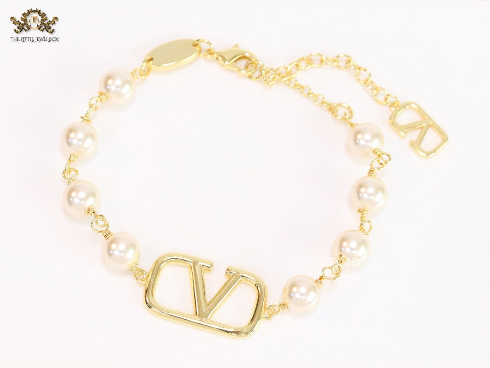 Alphabet V Gold pearl link chain bracelet