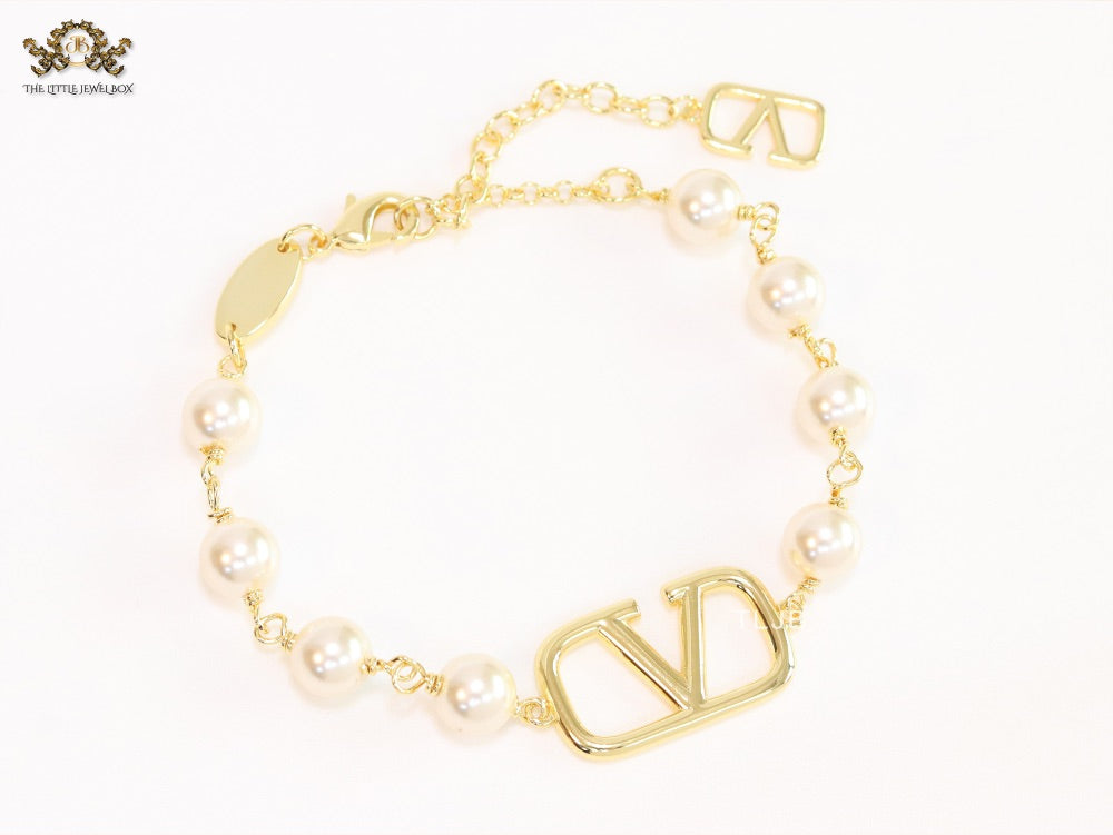 Alphabet V Gold pearl link chain bracelet