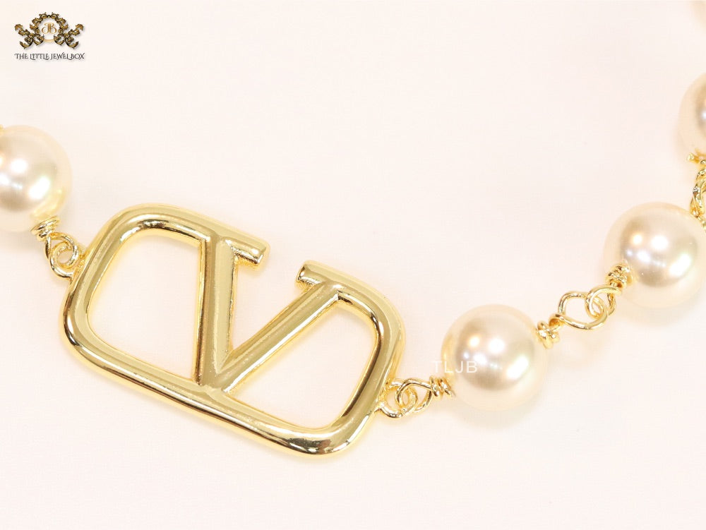 Alphabet V Gold pearl link chain bracelet
