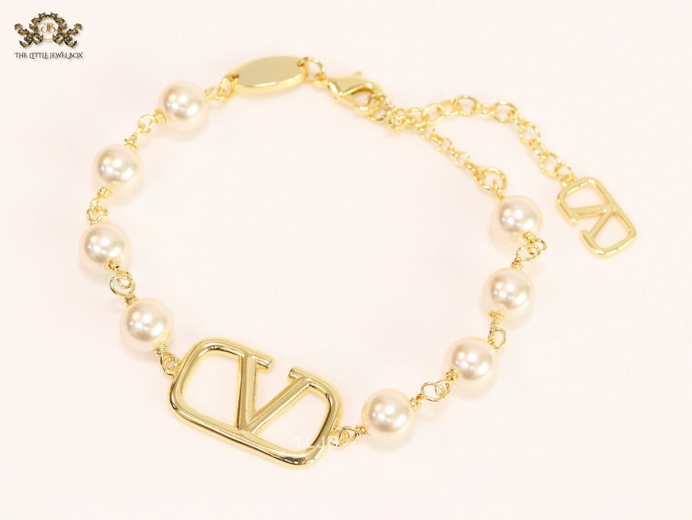 Alphabet V Gold pearl link chain bracelet