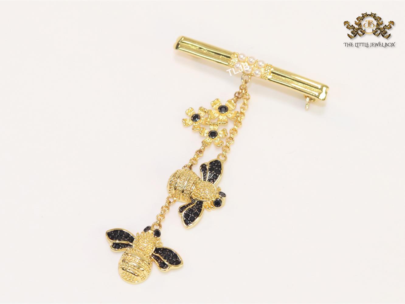 Gold bee hangings brooch