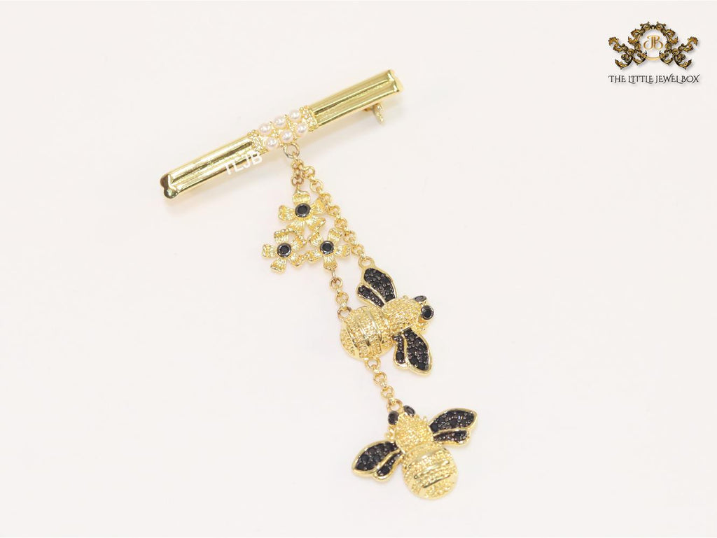 Gold bee hangings brooch