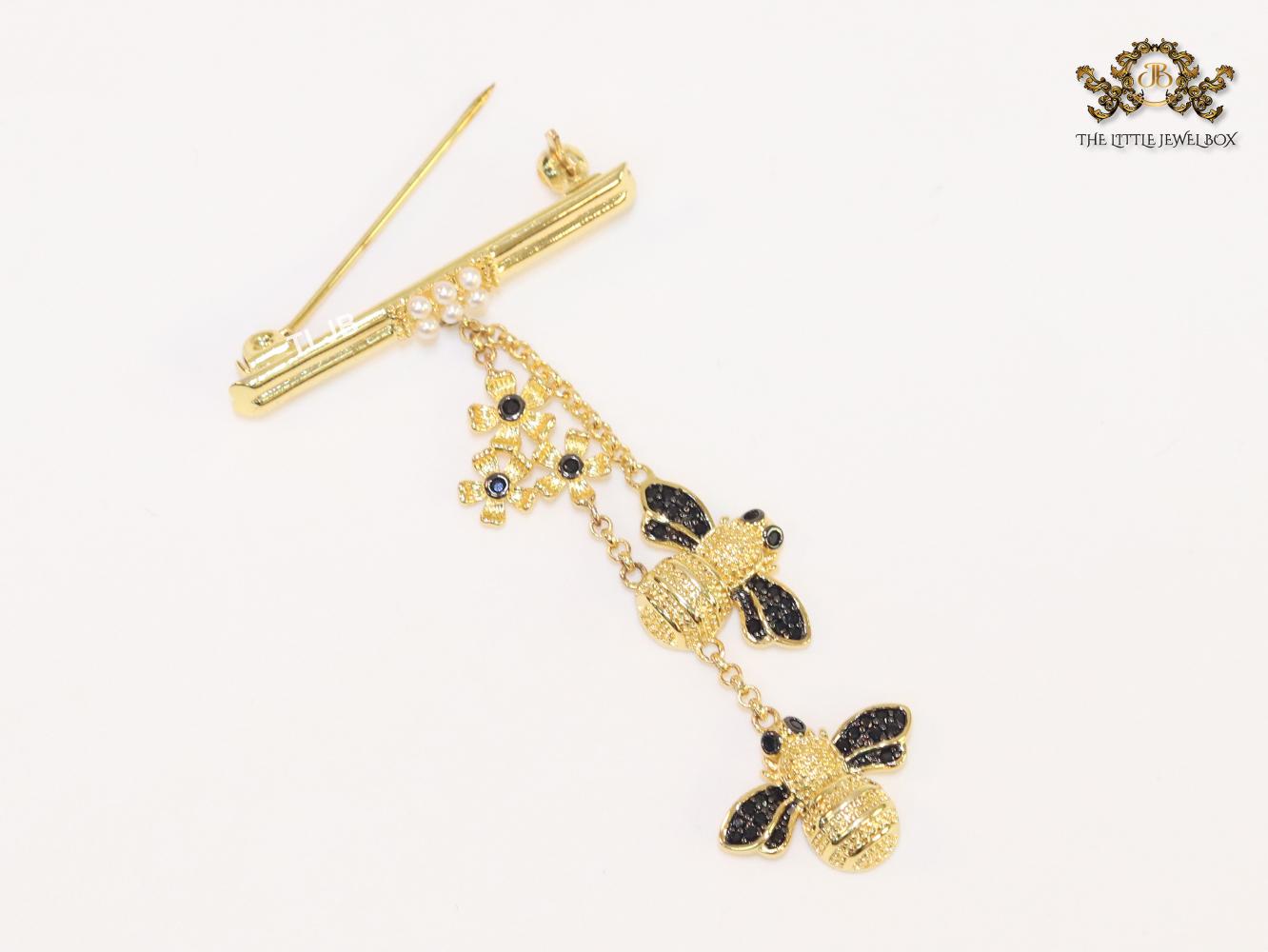 Gold bee hangings brooch