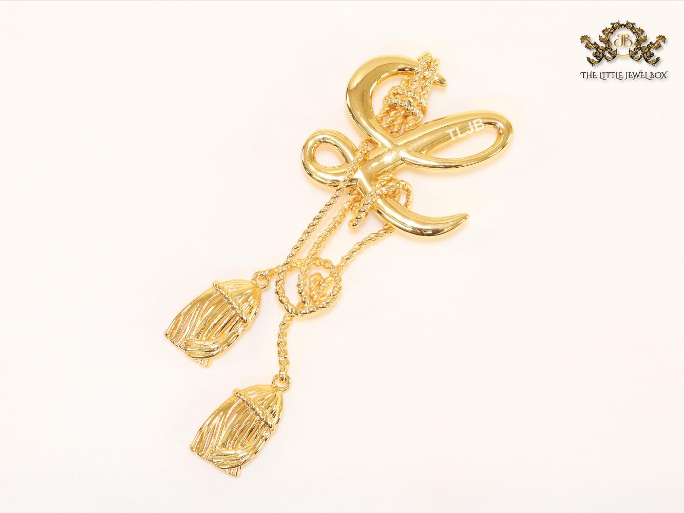 Alphabet LW gold hangings brooch