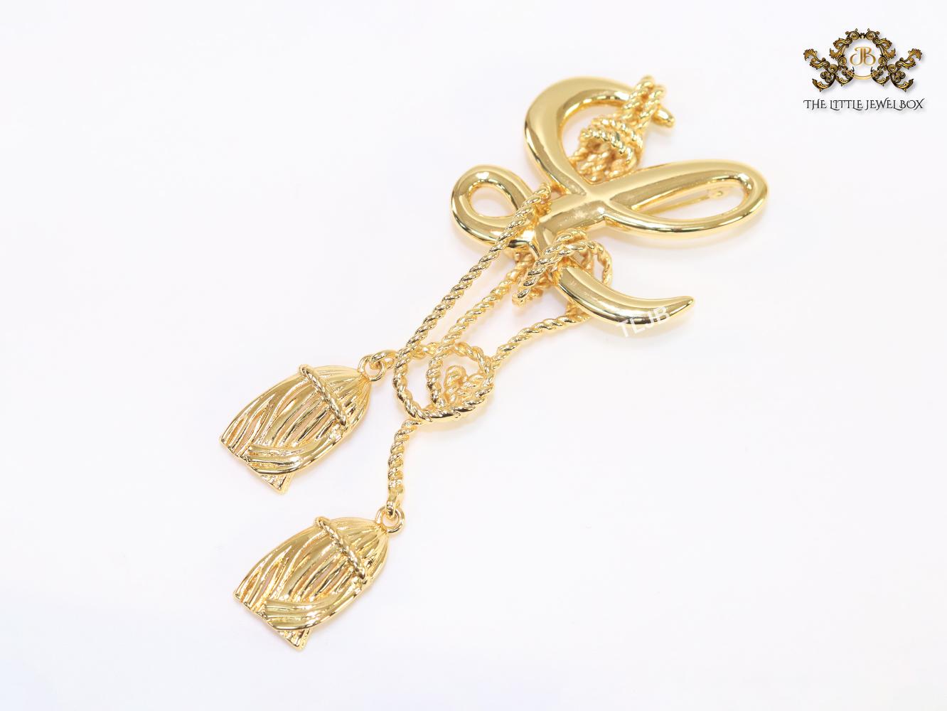 Alphabet LW gold hangings brooch