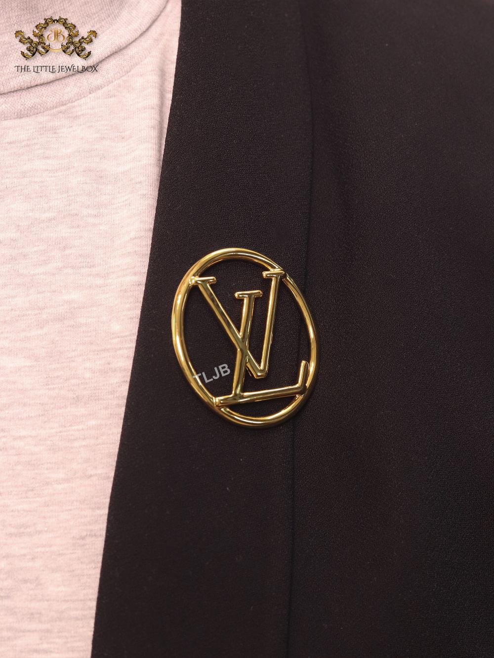 Alphabet L gold round brooch