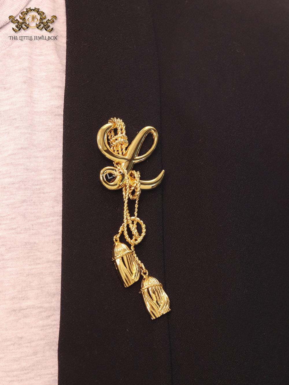 Alphabet LW gold hangings brooch