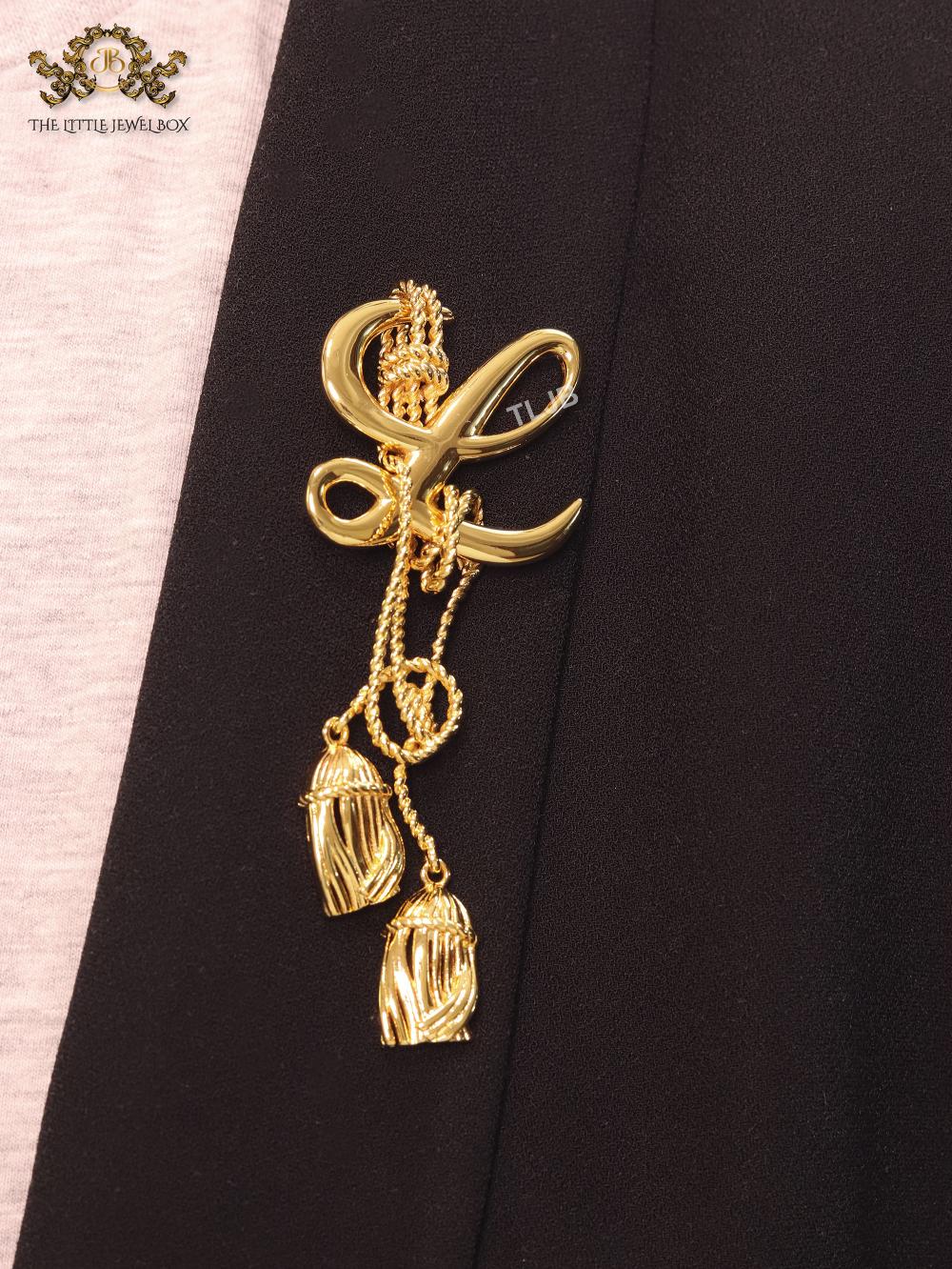Alphabet LW gold hangings brooch