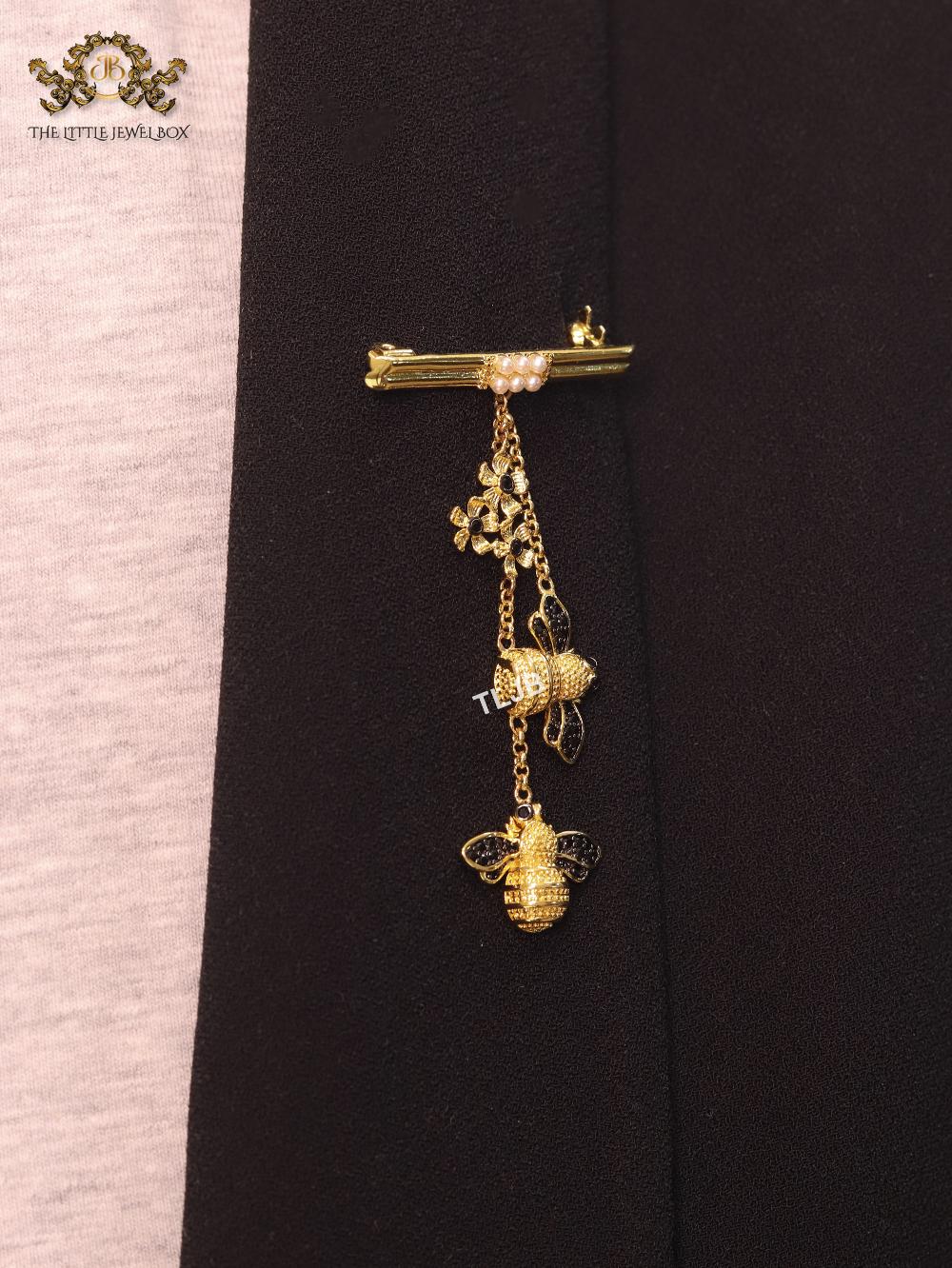 Gold bee hangings brooch