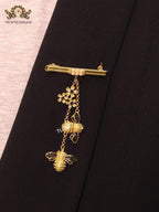 Gold bee hangings brooch