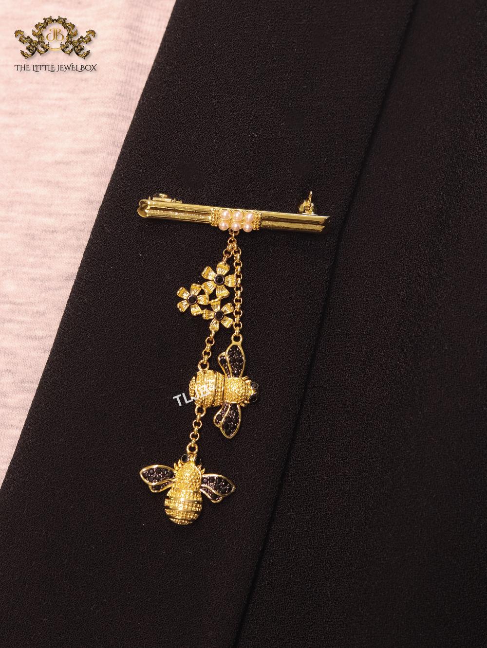 Gold bee hangings brooch