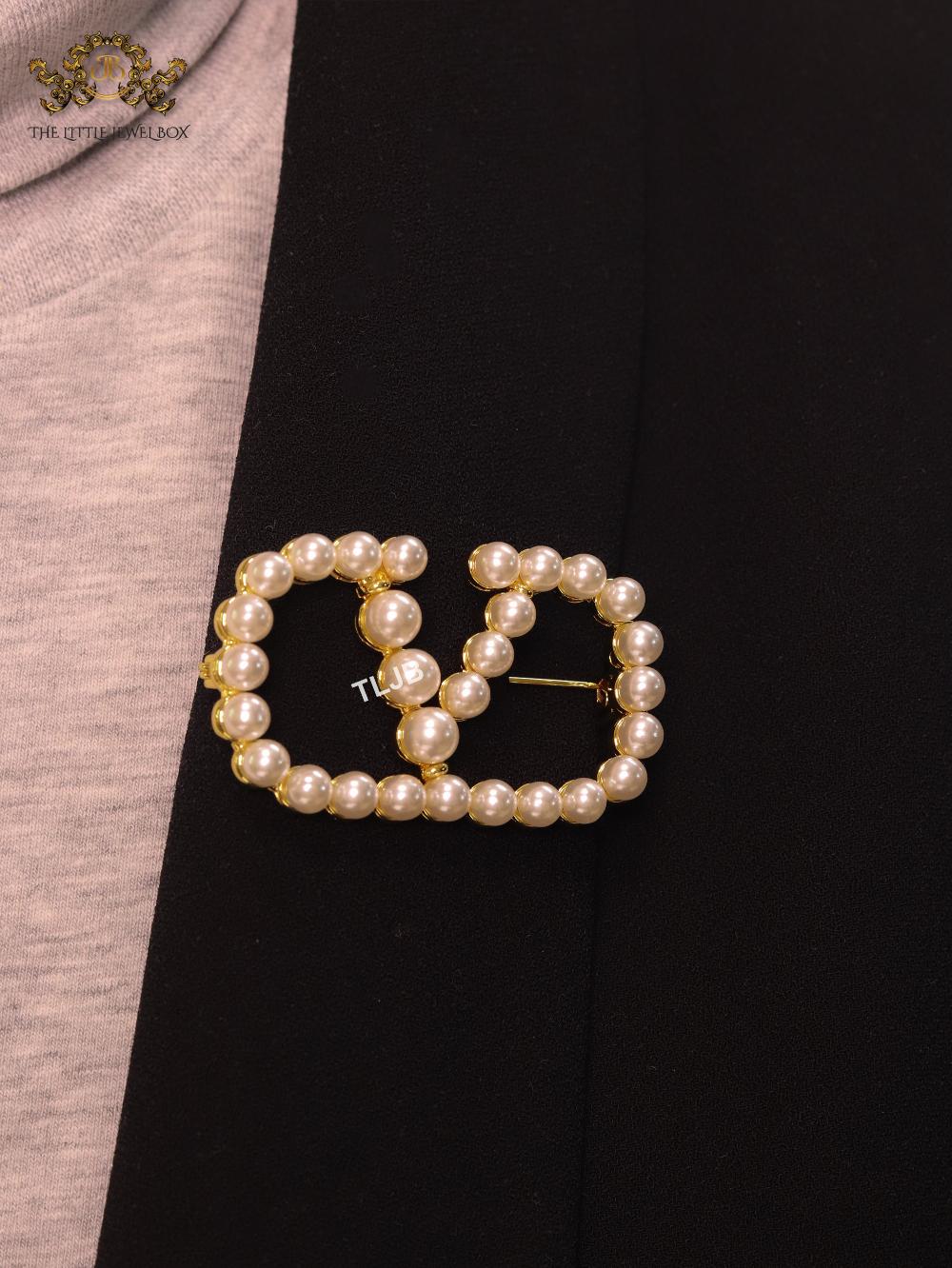 Alphabet open V pearl & gold brooch
