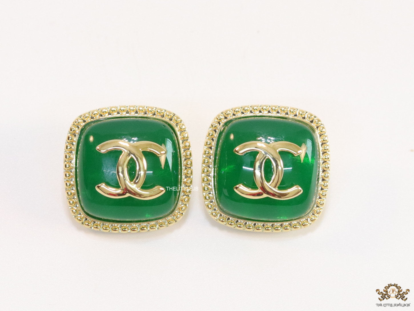 Green twin C motif stud earrings in golden finish