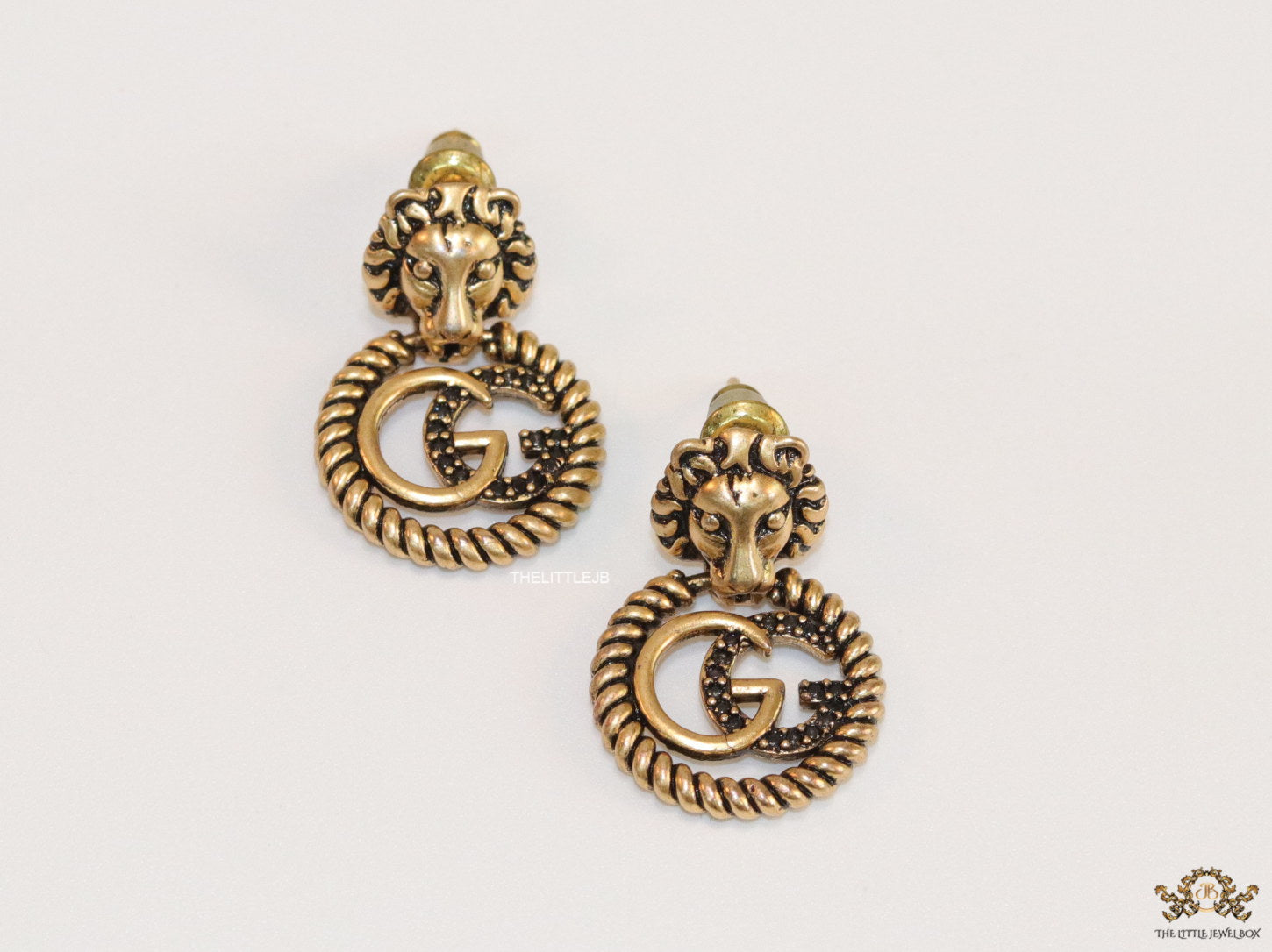 Lion head twin G earrings in gold finish