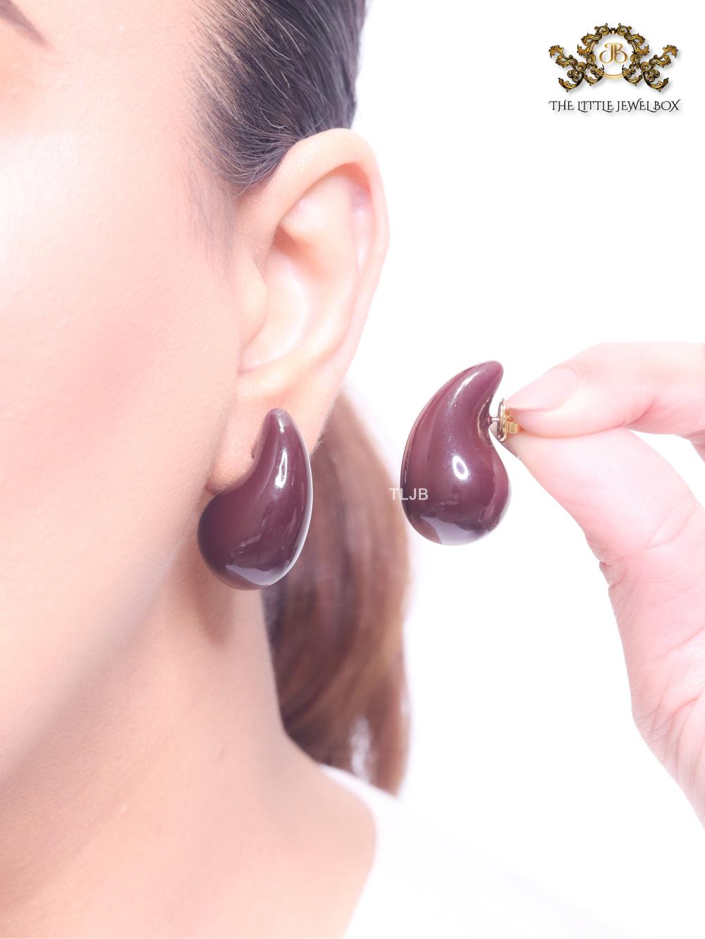 Teardrop brown enamel studs