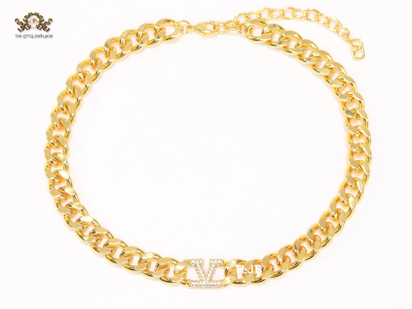 Alphabet V link chain necklace