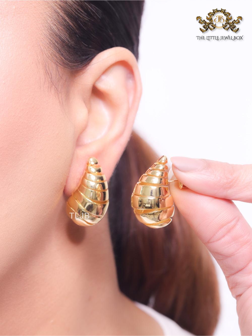 Teardrop gold swirl studs - Medium 30mm