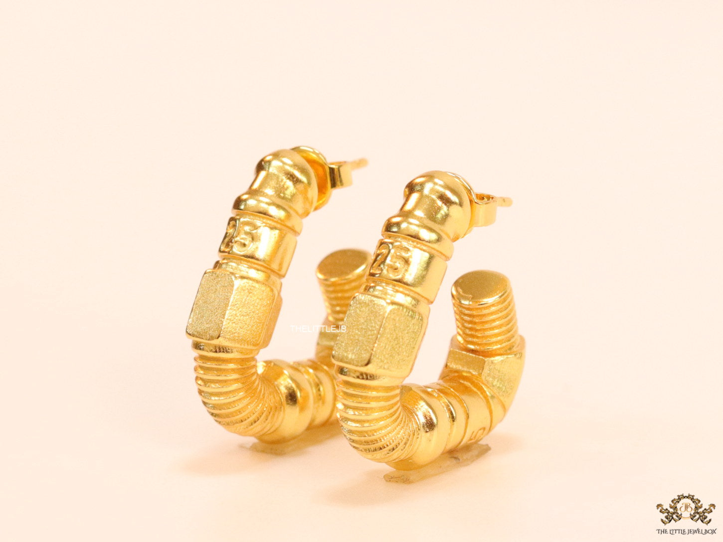 Gold plated open twisted screw shape earrings with numeric inscription