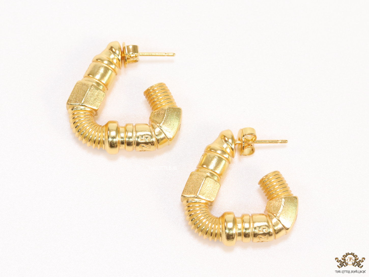 Gold plated open twisted screw shape earrings with numeric inscription