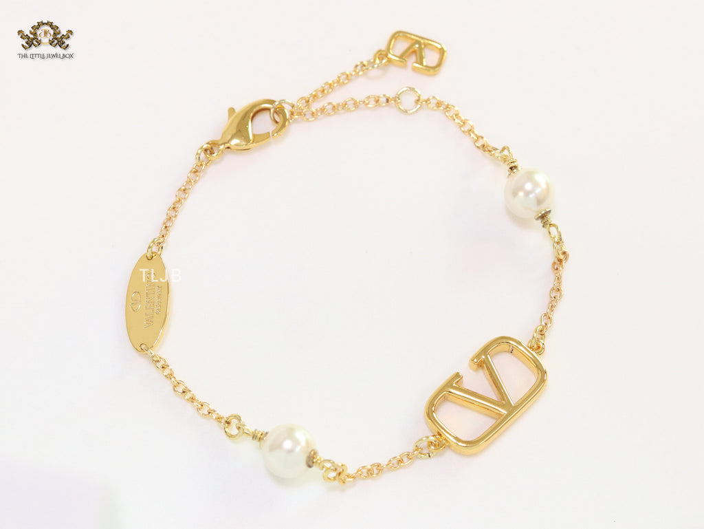 Alphabet V bracelet with sleek chain and pearls