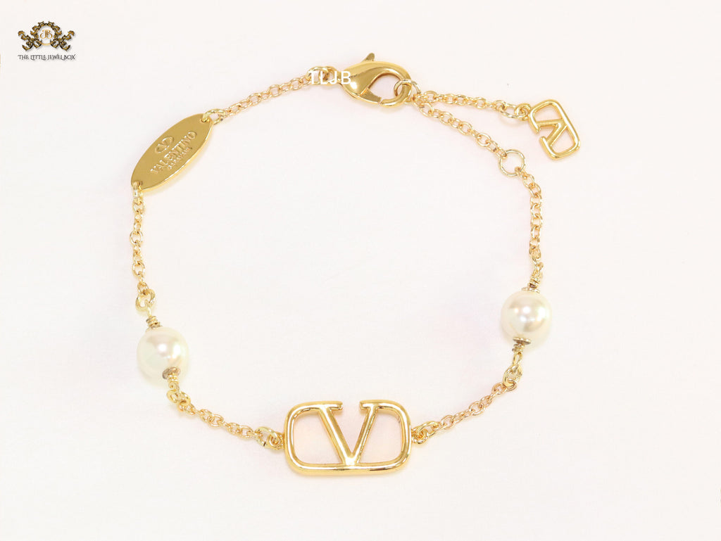 Alphabet V bracelet with sleek chain and pearls