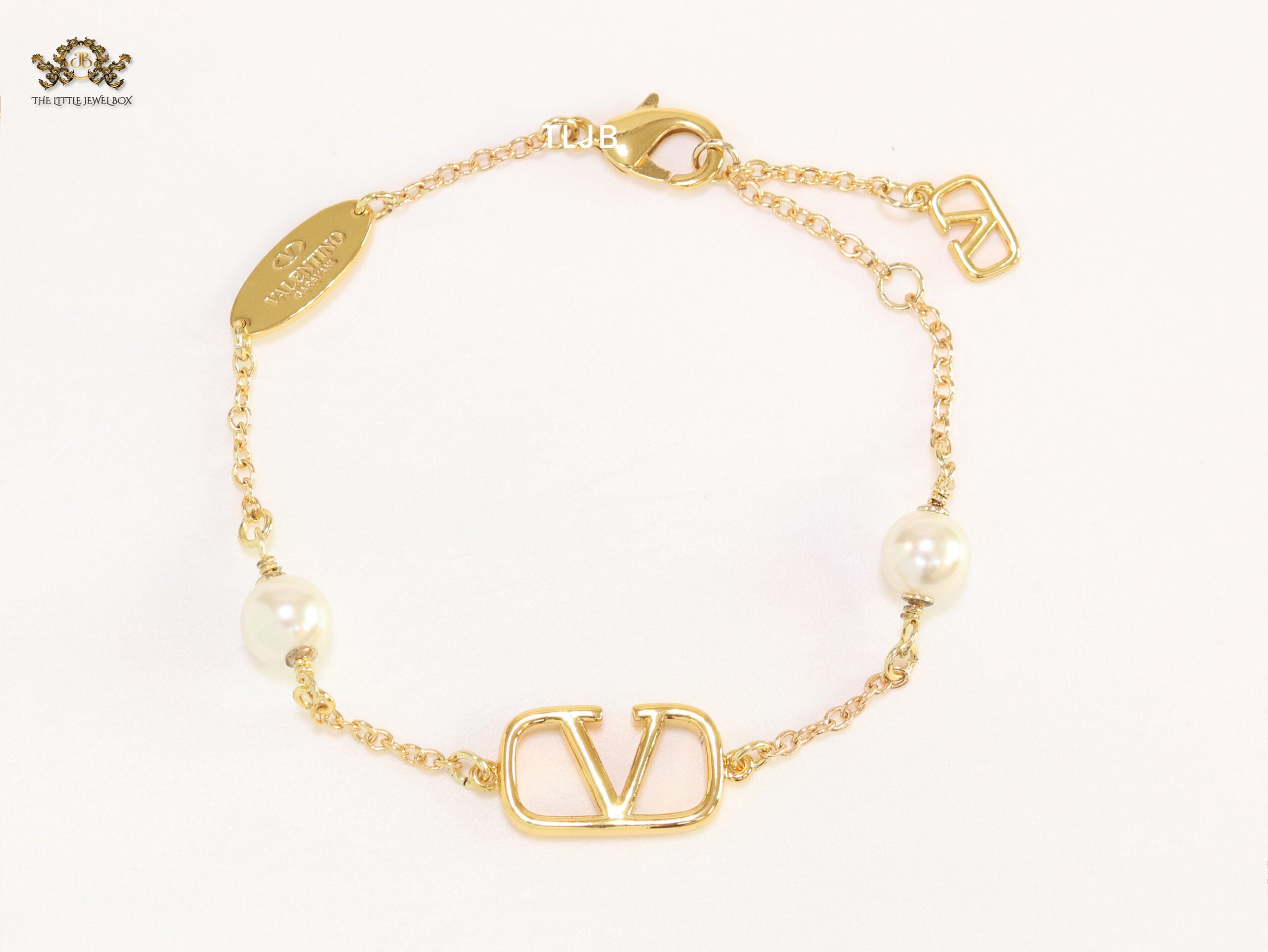 Alphabet V bracelet with sleek chain and pearls