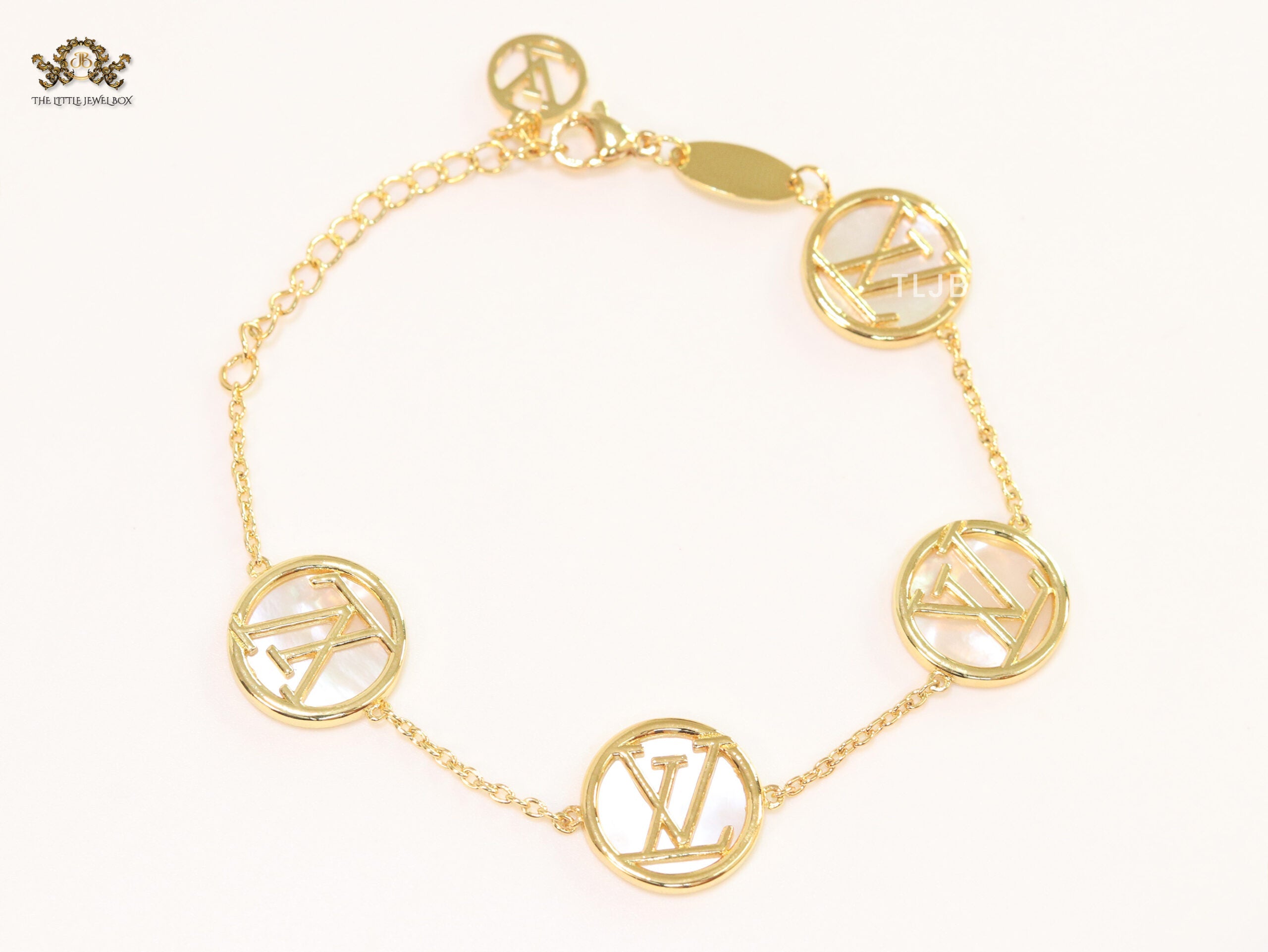 Alphabet L&V sleek gold chain bracelet